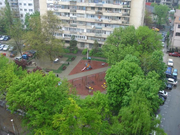 Inchiriez garsoniera metrou P-ta Iancului, confort I, decomandata, renovata si m - 12