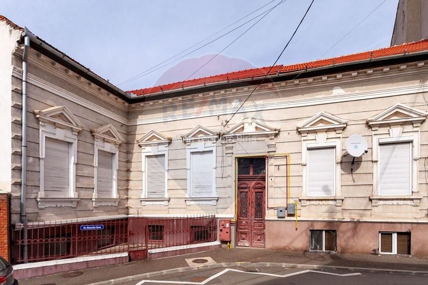 Apartament 4 camere spatioase,  curte,  zona Piata Catedralei