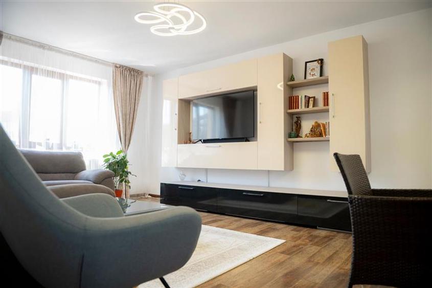 Casă individuală cu 8 camere cu Teren 555 Mp în Lazu