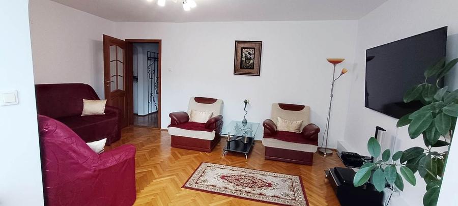 Apartament cu 4 camere decomandat, mobilat în Tractorul