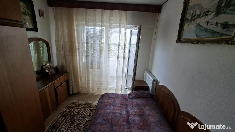 Apartament cu 4 camere decomandat în Republicii