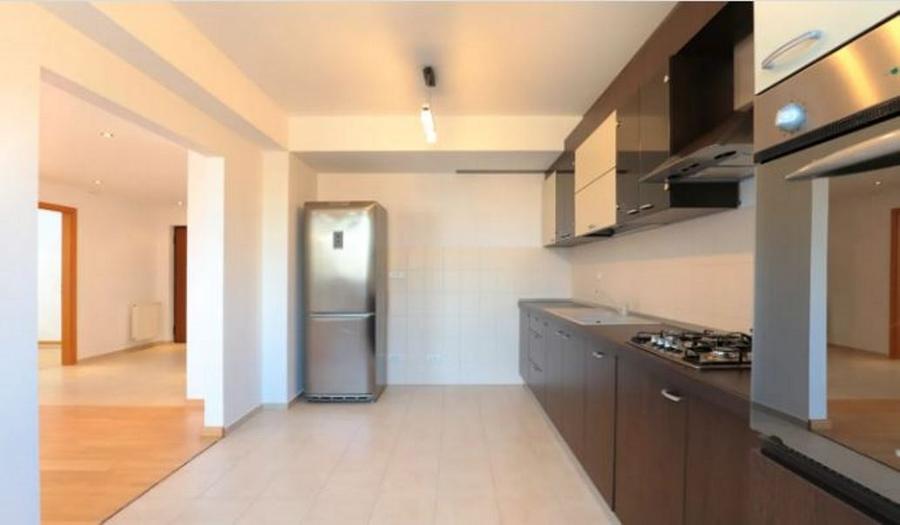 Apartament cu 5 camere decomandat în Șoseaua Nordului