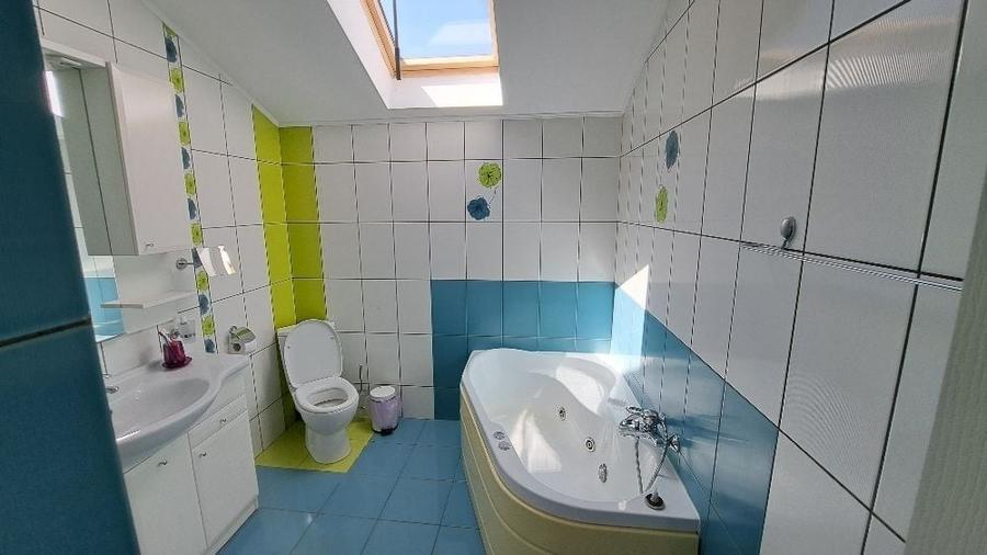 Casă individuală cu 5 camere cu Canalizare în 1 Decembrie