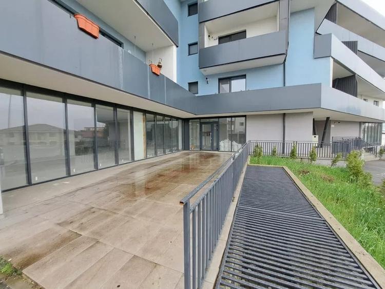 Spațiu comercial, de 296 mp, în Florești