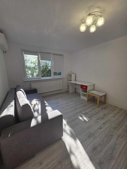 Apartament cu 3 camere semidecomandat în Titan