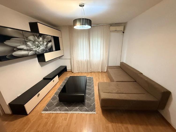 Apartament cu 3 camere semidecomandat în Rahova