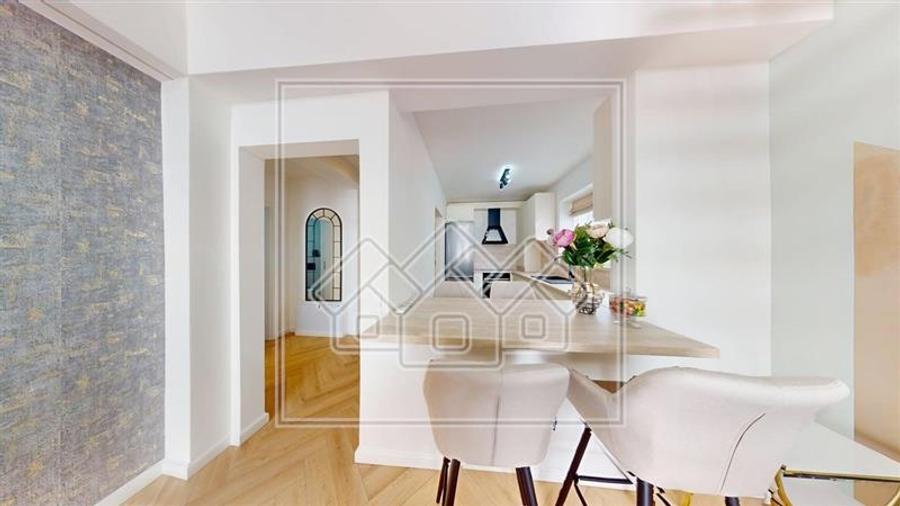 Penthouse cu 5 camere semidecomandat, mobilat în Exterior Vest