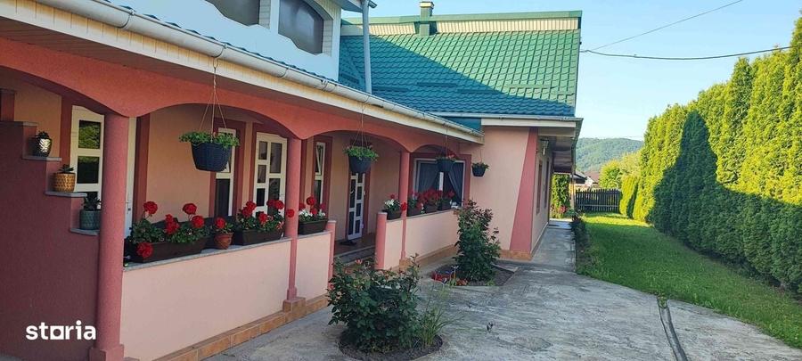 Casă cu 4 camere în Vânători-Neamț