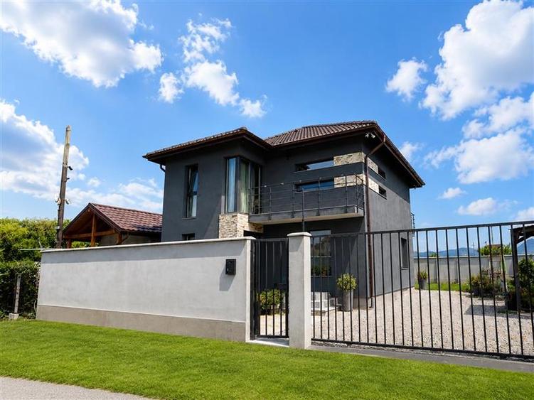 Casă cu 4 camere cu Teren 530 Mp în Exterior Est