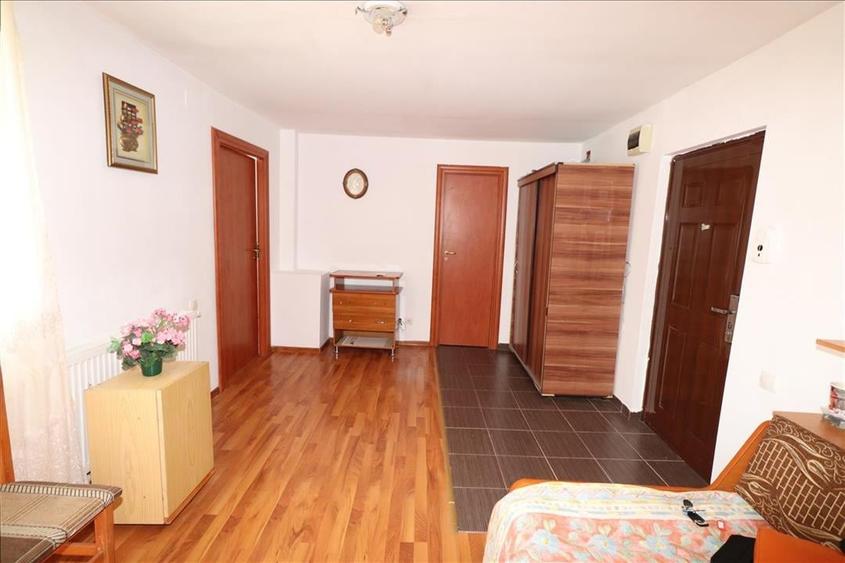 Garsoniera de vanzare in zona Penny Obor , etaj 3 (mansarda) - 2