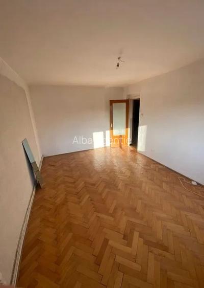 Apartament 3 camere  decomnadat , zona  Cetate