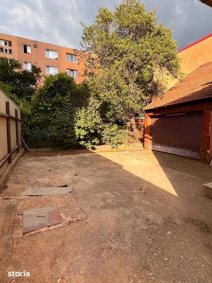 Casă cu 5 camere cu Teren 446 Mp în Florilor