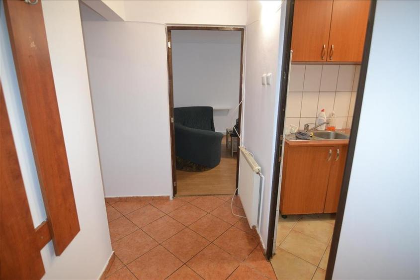 Apartament 3 camere decomandat intrare Răcădău, Str. Carpați - 11