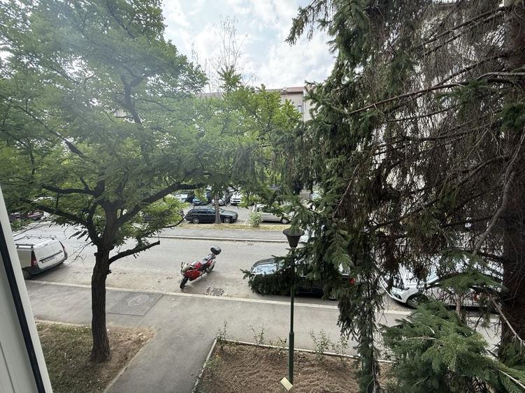 Inchiriez apartament cu 2 camere, renovat recent - 2