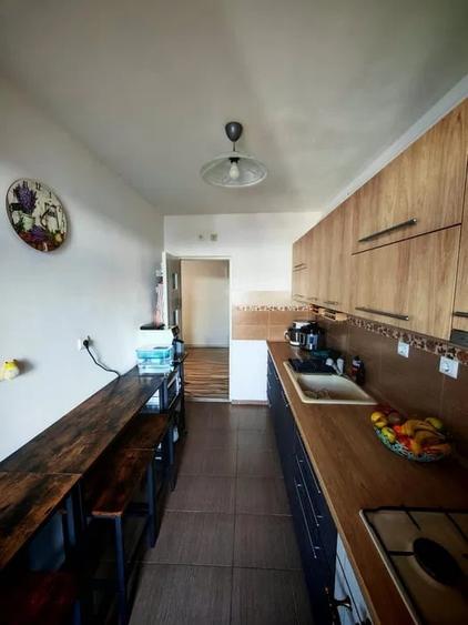 Apartament cu 3 camere semidecomandat, mobilat în Florești — fotografia 3