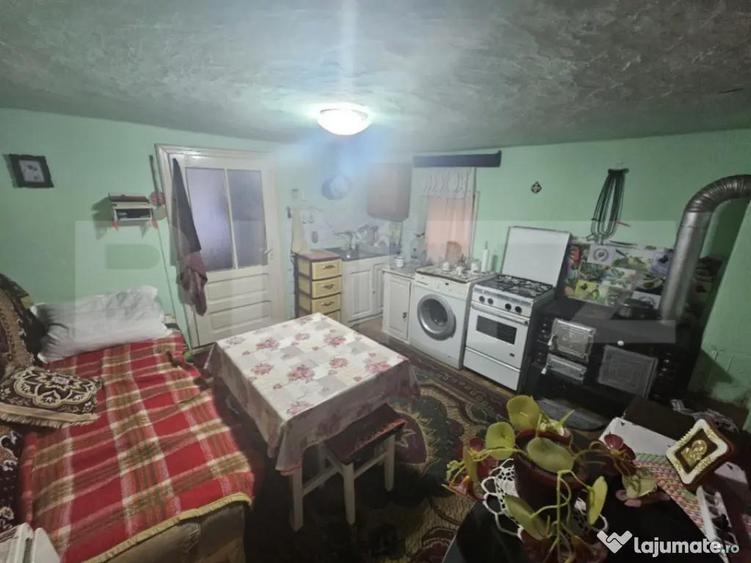 Casa cu 2 camere ?i anexe, zona centrala, Campeni - 8