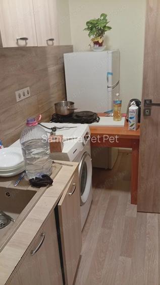 Ofer spre inchiriere apartament cu o cam vivo