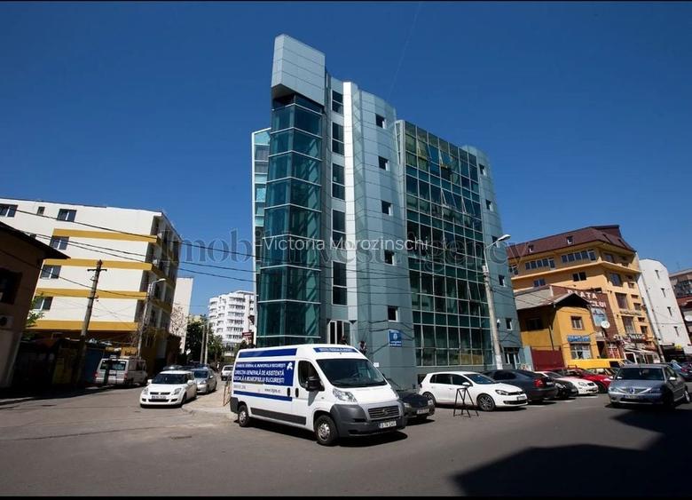 Cladire de birouri Vitan pretabilă pentru diverse afaceri.