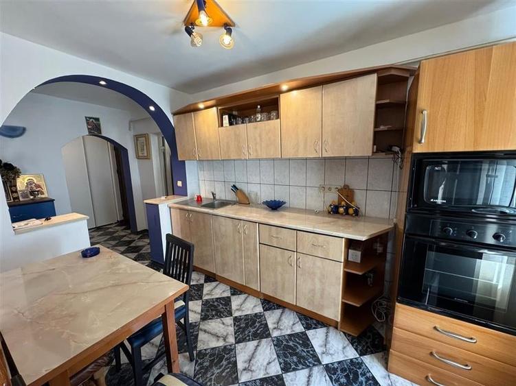 Apartament 2 camere, 54mp, etaj 4 cu acoperis - Central - - 3