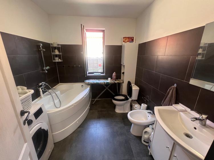 Casă individuală cu 4 camere cu Teren 440 Mp în Sânmihaiu Român