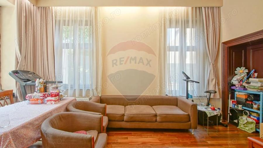 Apartament cu 3 camere decomandat în Centrul Istoric