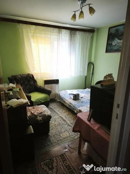 Apartament cu 3 camere decomandat în Exterior Vest