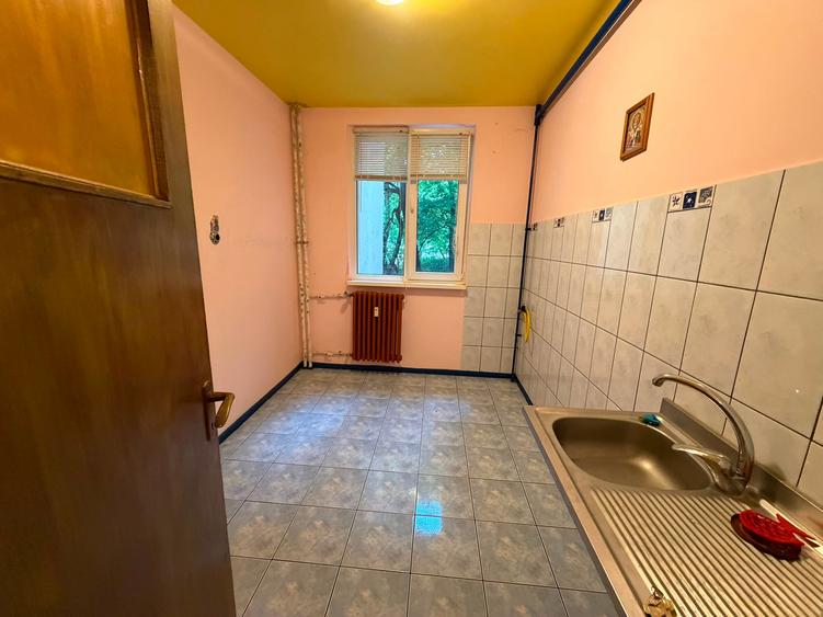 Apartament cu 3 camere semidecomandat în Dristor
