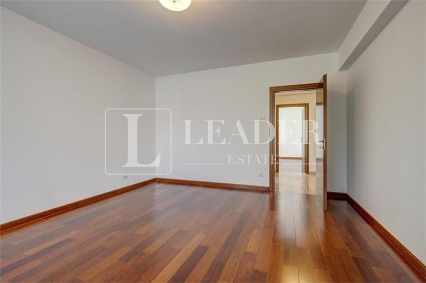 Apartament cu 4 camere semidecomandat, mobilat în Dacia