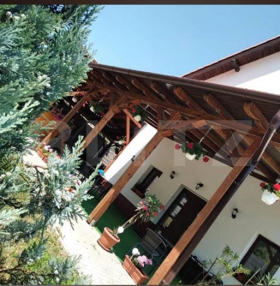 Casă cu 5 camere cu Teren 1200 Mp în Central