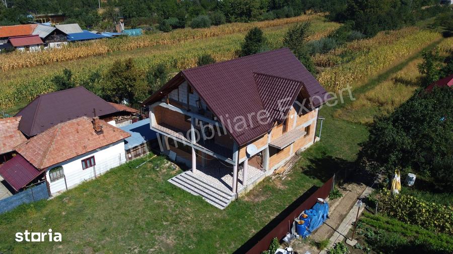 Casă cu 5 camere cu Teren 2351 Mp în Albești