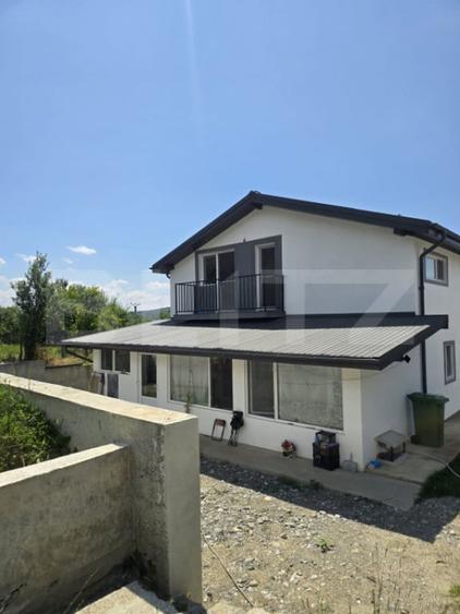 Casă cu 4 camere cu Teren 1458 Mp în Central