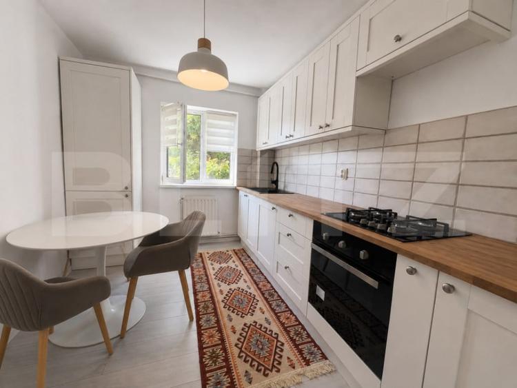 Apartament cu 3 camere semidecomandat în Gojdu