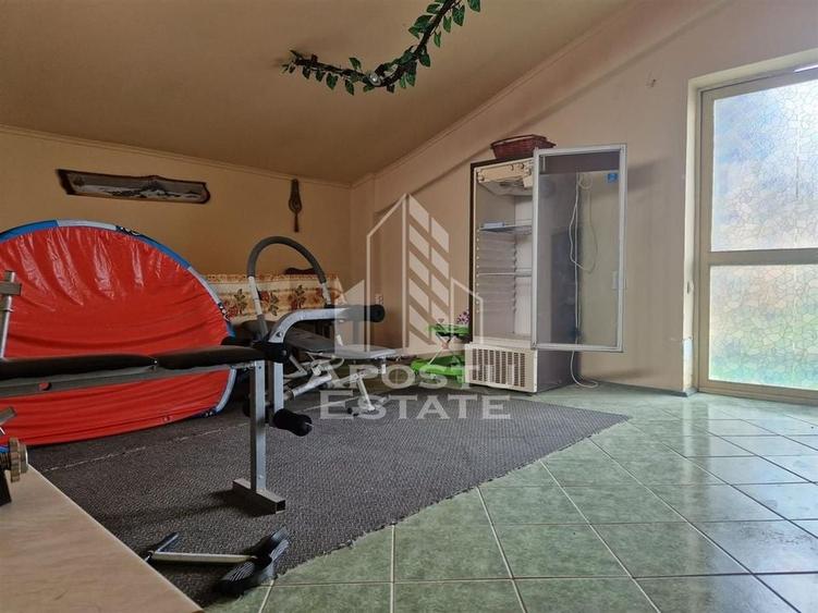 Casa familiala cu spatiu comercial si garaj P+1E+M 720 Mp - 48