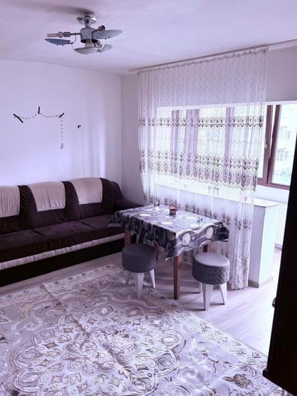 Inchiriez apartament 3 camere - 1