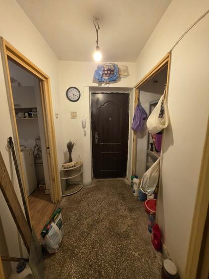 Apartament cu 3 camere semidecomandat în Titan