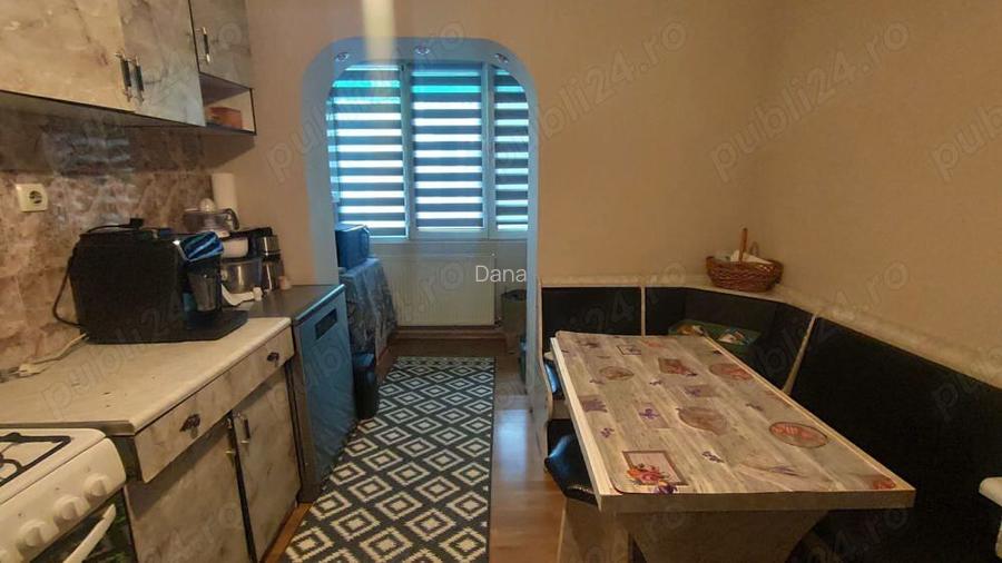 Vand apartament 3 camere decomandate.