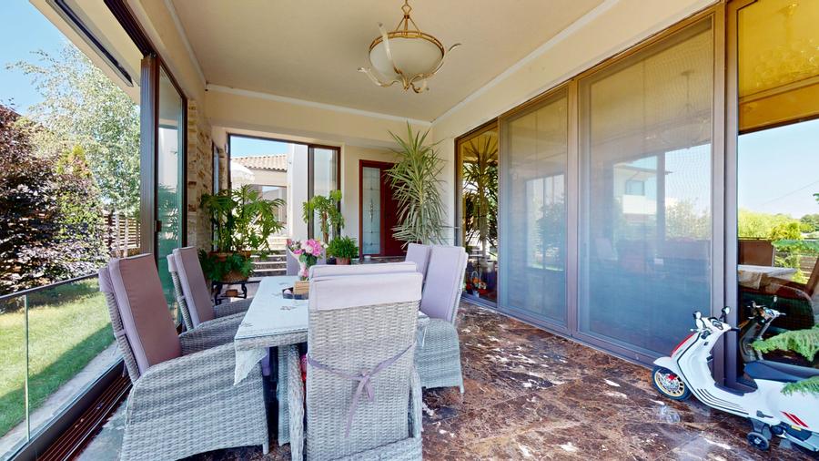 Imobil  de lux pe malul lacului cu ponton, complet mobilat si utilat - 31