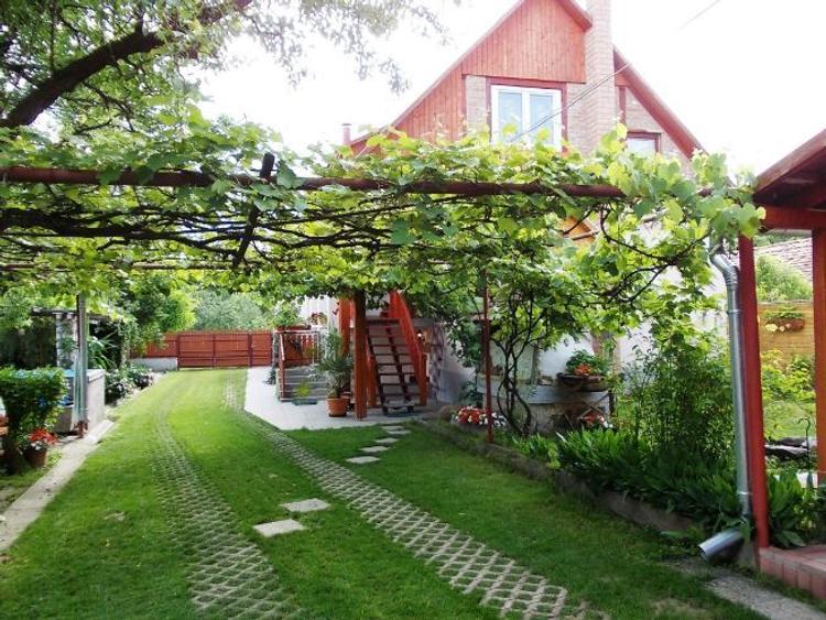 Pensiunea Arpád..de vanzare in inima judetului Harghita/in Secuime/,la doar 2 km de orasul Cristuru  - 2