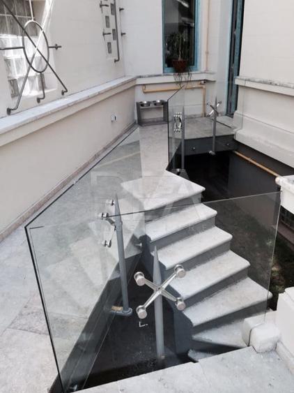 Casă individuală cu 27 camere cu Canalizare în Central