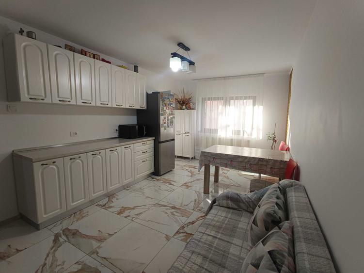 De vanzare apartament 3 camere - 6