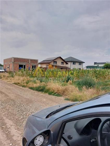 Teren 330 mp,la 250-300 m de alte case.Zona in dezvoltare. - 2