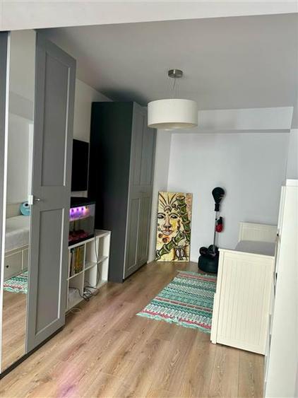 Casă cu 5 camere cu Teren 190 Mp în Polonă