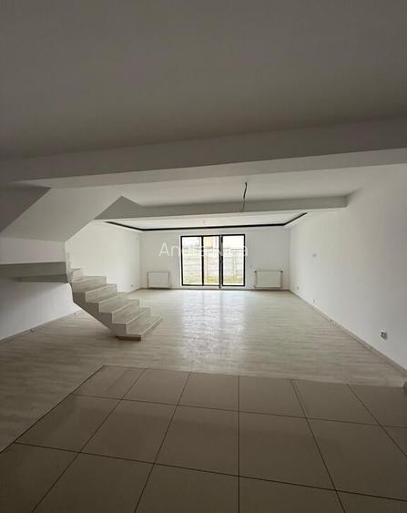 Triplex bine compartimentat, 5 camere si loc de parcare Triplex bine compartimentat, 5 camere si loc de parcare