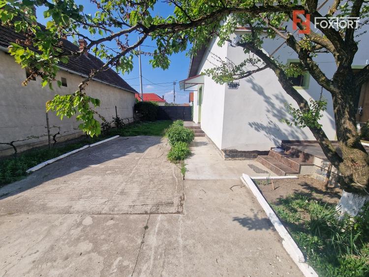 Casă individuală cu 7 camere cu Canalizare în Ultracentral