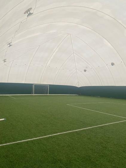 Teren de fotbal cu gazon sintetic și balon - 3