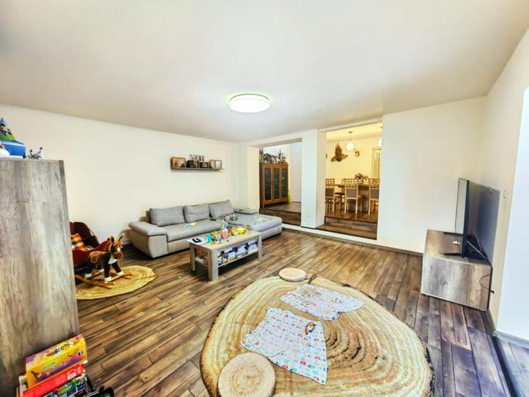 Casa Inedita , 300 mp utili, P+M,  5 bai, 6 dormitoare , 1975 mp teren,  Sacalaz - 1