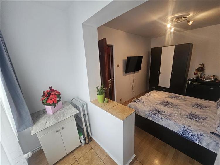 Resita, 3 Cam. Mobilat+Utilat, Et. 2, Micro 3 - 10