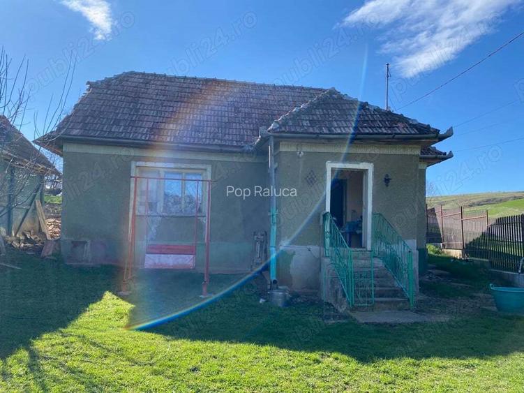 Casa veche de vanzare la tara com Mociu