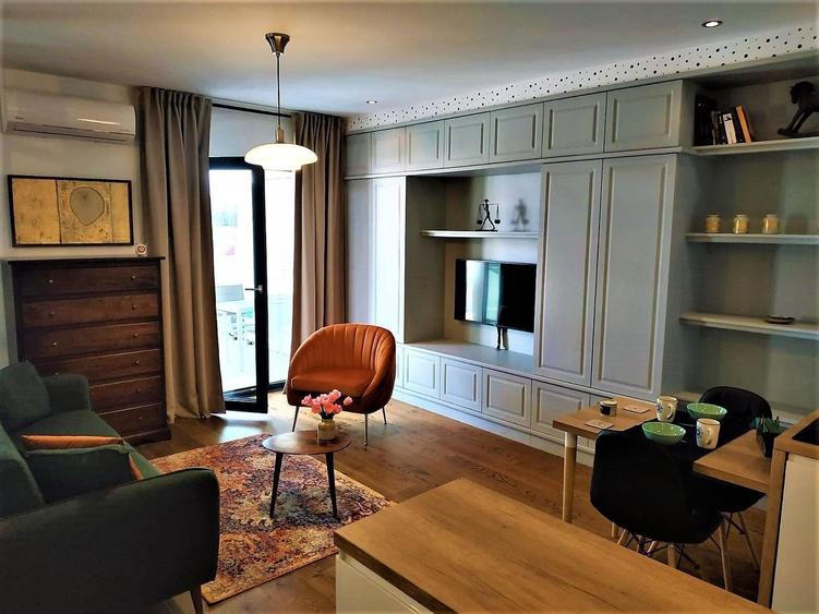 Apartament cu 2 camere semidecomandat, mobilat în Victoriei