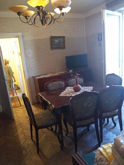 Apartament cu 3 camere semidecomandat în Central